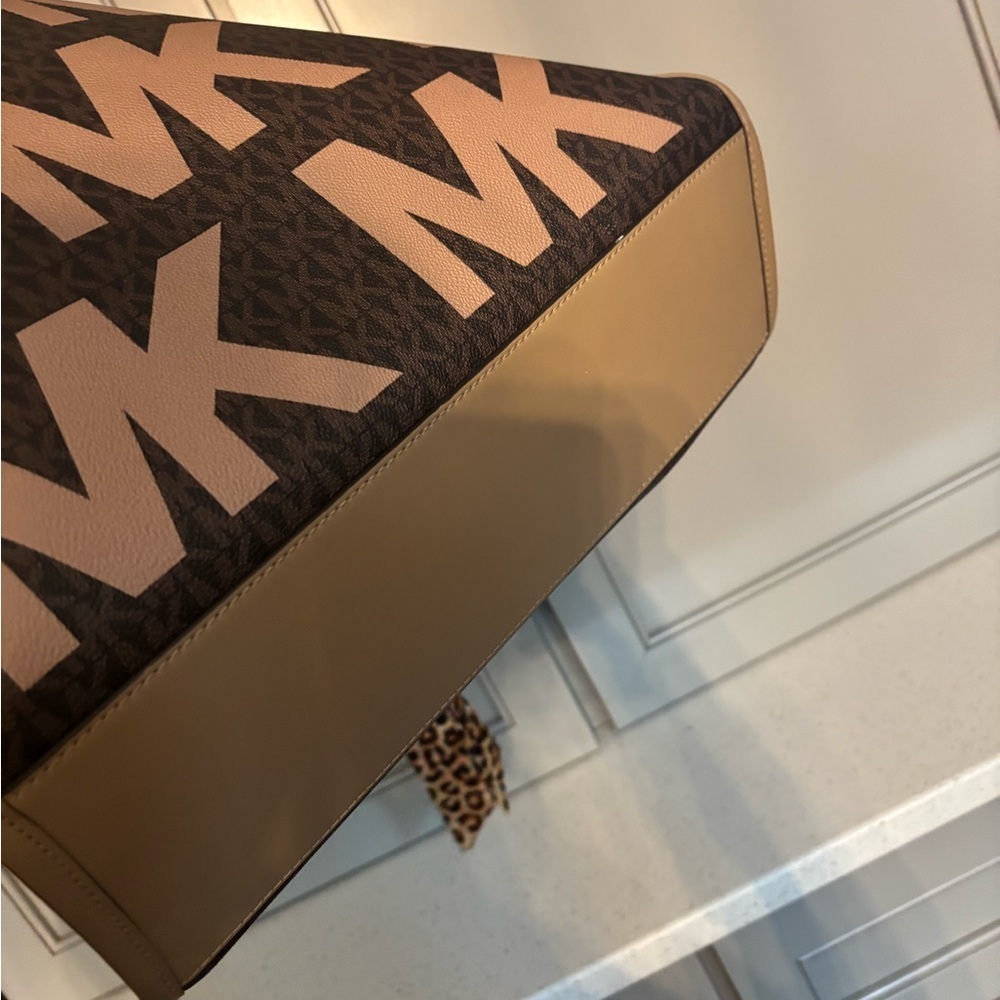 Michael Kors $398 Large Maple/Camel tote - Picture 6 of 10